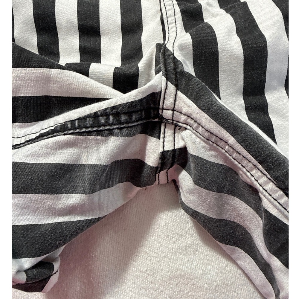 Hot Topic HT Denim Ultra Hi-Rise Striped Button Front Shorts Black White Size 13 - Picture 10 of 10